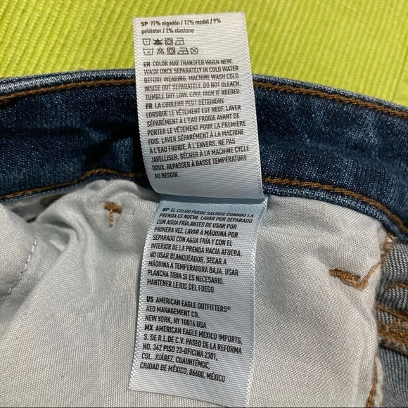 AMERICAN EAGLE Sz 6 Distressed Mid Wash Mom Jeans - Picture 12 of 15